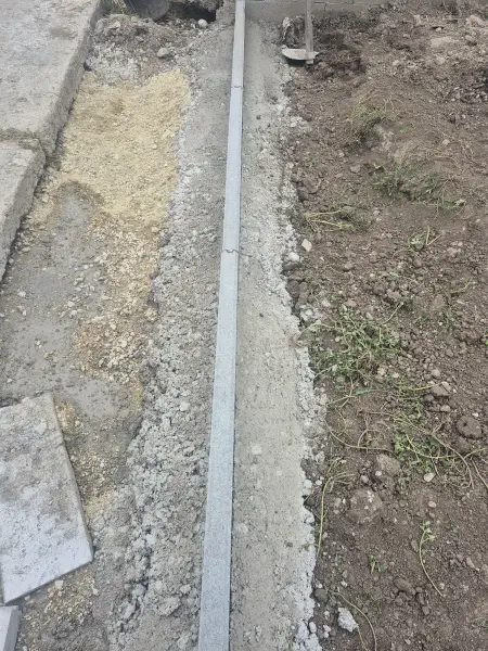 A szegélyezett sáv kavicsággyal.