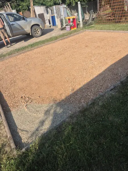 A kész, tömörített ágyazat a szegélyben.