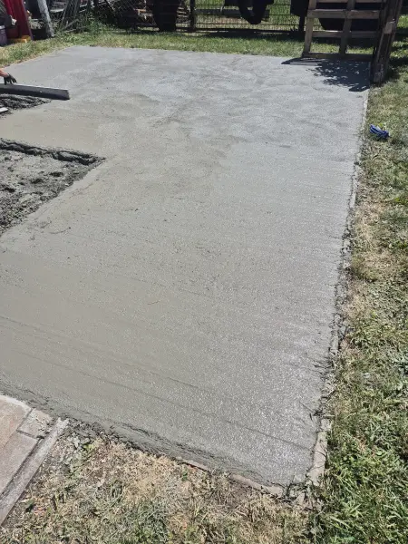 A simított betonfelület a szegély vonaláig.