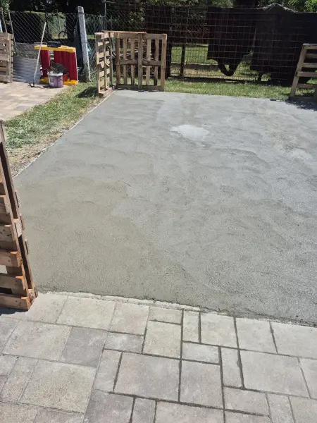 A kész aljzat a térkő burkolathoz illesztve.