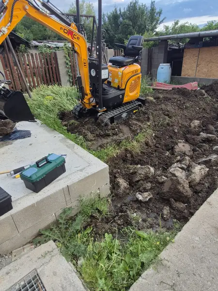 A kiásott árok a zsalukő fal tövében.