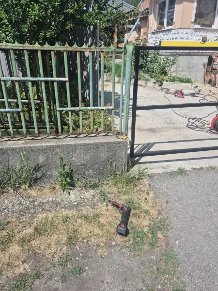Az új kapukeret próbaillesztése a régi kerítésnél.