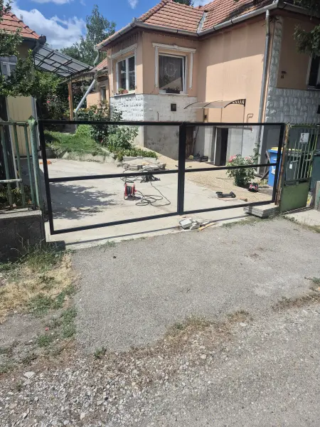 A felszerelt fekete acél kapukeret.