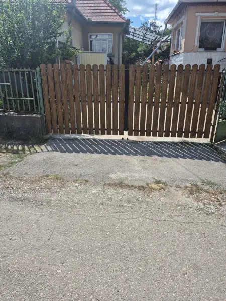 A kész, lécborítású kapu.