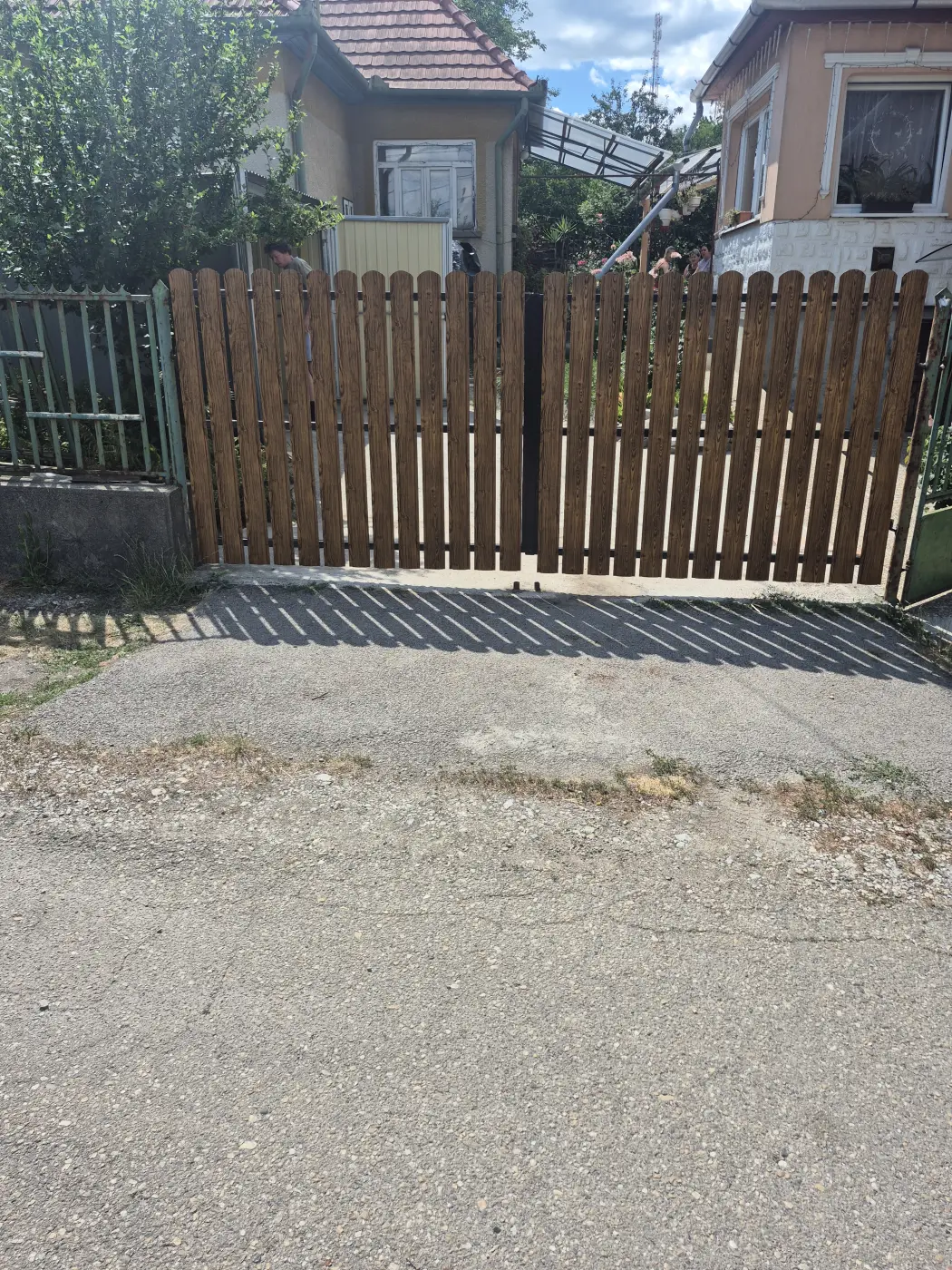 A kész, lécborítású kapu.