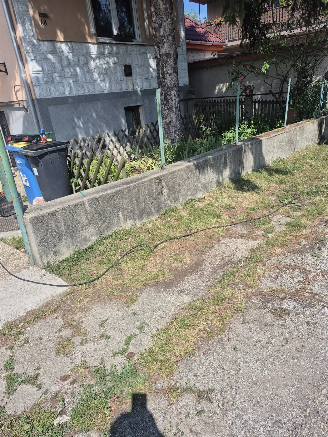 A kerítésszakasz a lécezés előtt – csak a betonlábazat áll.
