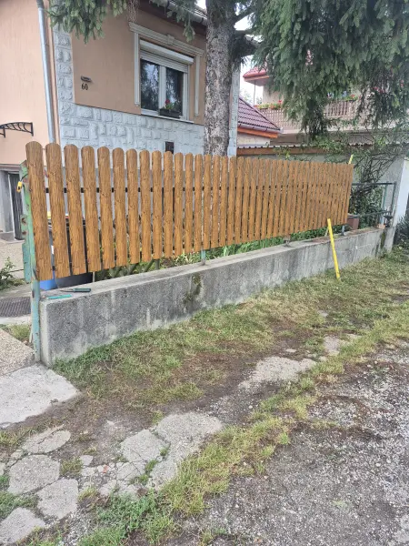 A kész léckerítés a kapuval egységben.