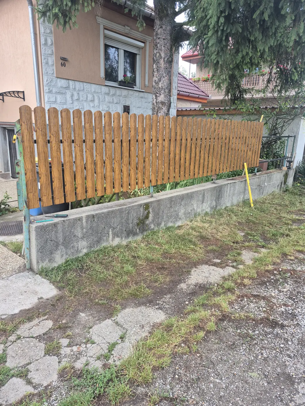 A kész léckerítés a kapuval egységben.