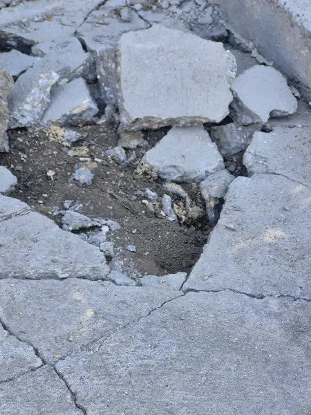 A feltört betonlap darabjai.