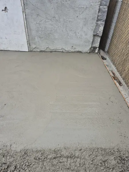 A friss beton bedolgozása.