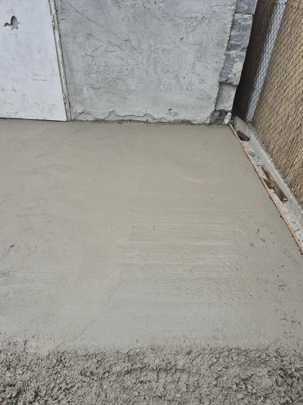 A friss beton bedolgozása.