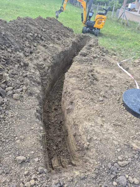 Az árok teljes hossza, a kotróval a végében.