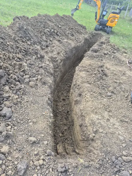 A nyomvonal ívben követi a telek adottságait.