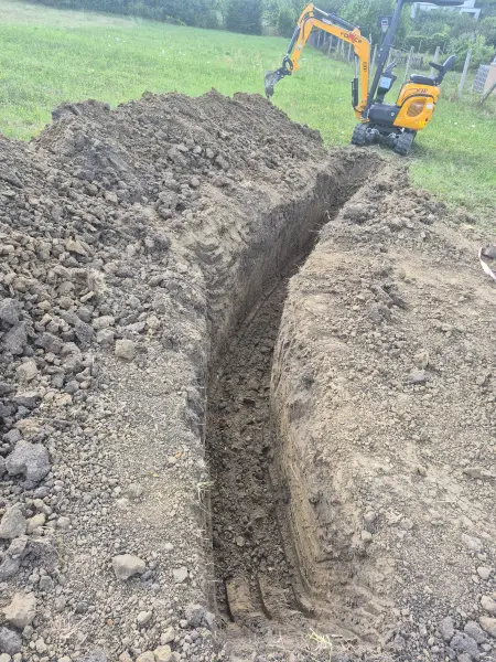 A kitermelt föld az árok mellett.