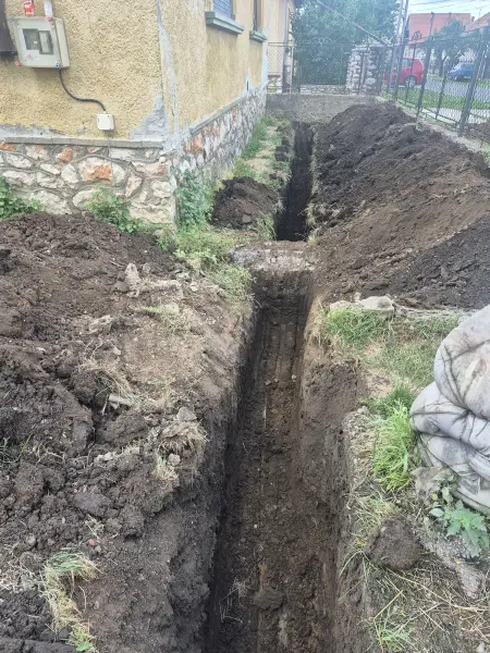 A kész árok a ház teljes hossza mentén.