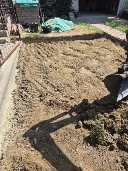Az udvar tükre kiszedve, a meglévő betonszegély mentén.