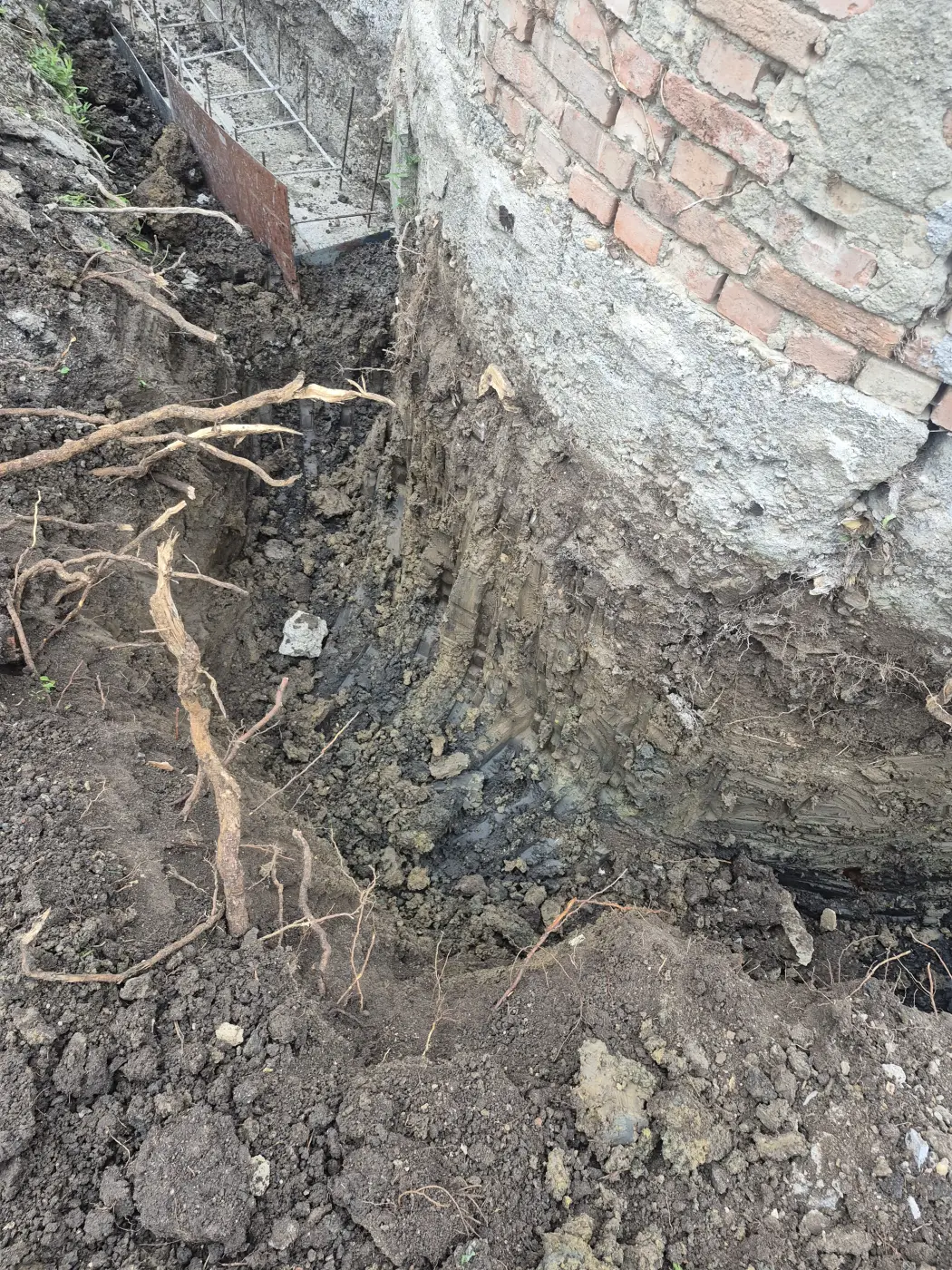 A megerősítendő szakasz feltárva.