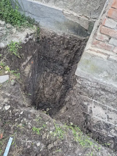 A kész munkaárok – az alap megerősítésre készen.