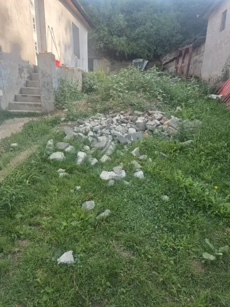 A munkaterület a kezdéskor – gyomos, köves udvarrész.