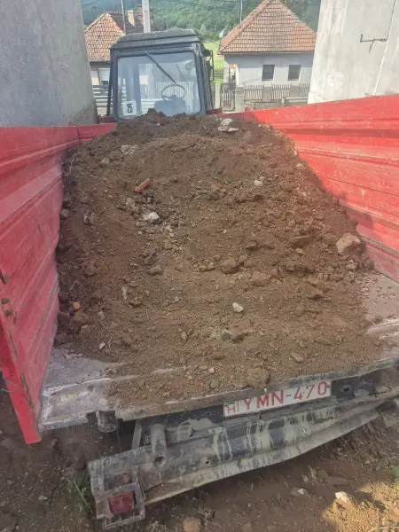 A kitermelt föld elszállítása billenőplatós teherautóval.