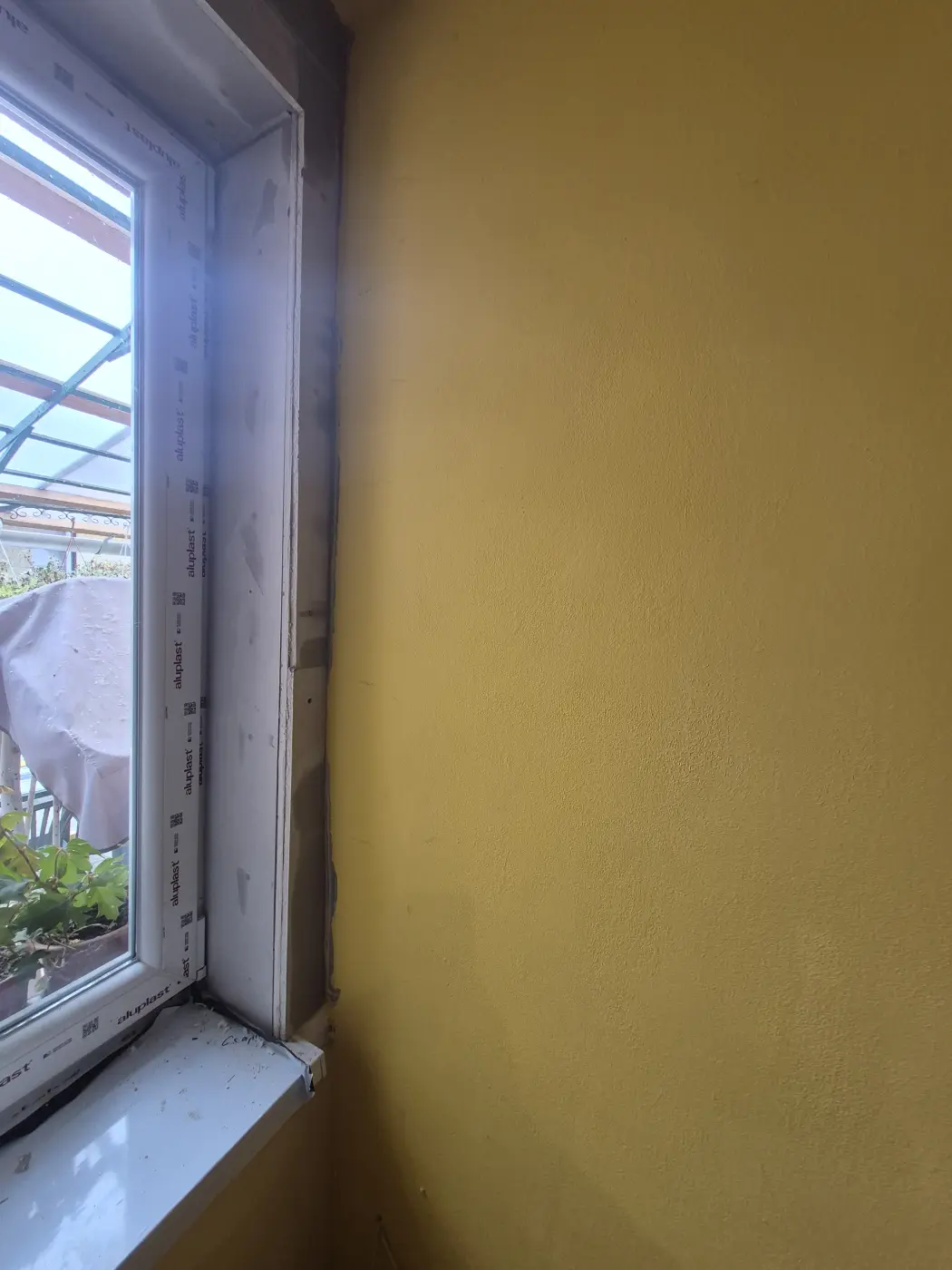 Az új ablak beépítve, a káva javítása előtt.