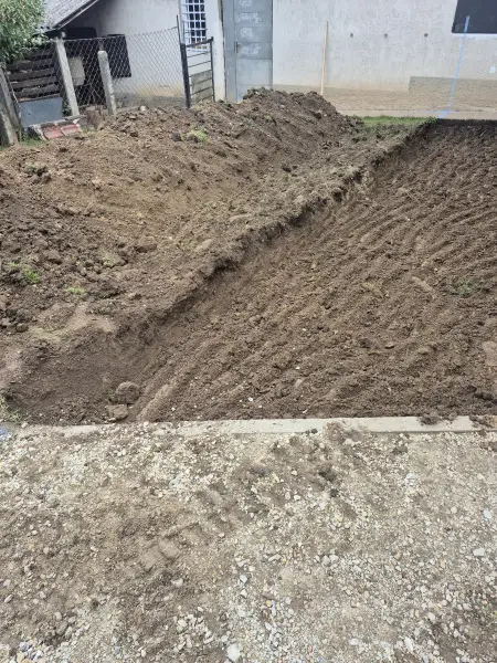 A tükör a meglévő betonsávig mélyítve.
