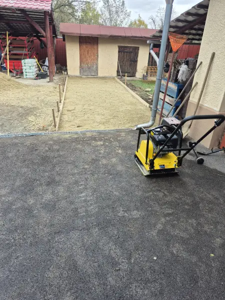 A tükör tömörítése lapvibrátorral.
