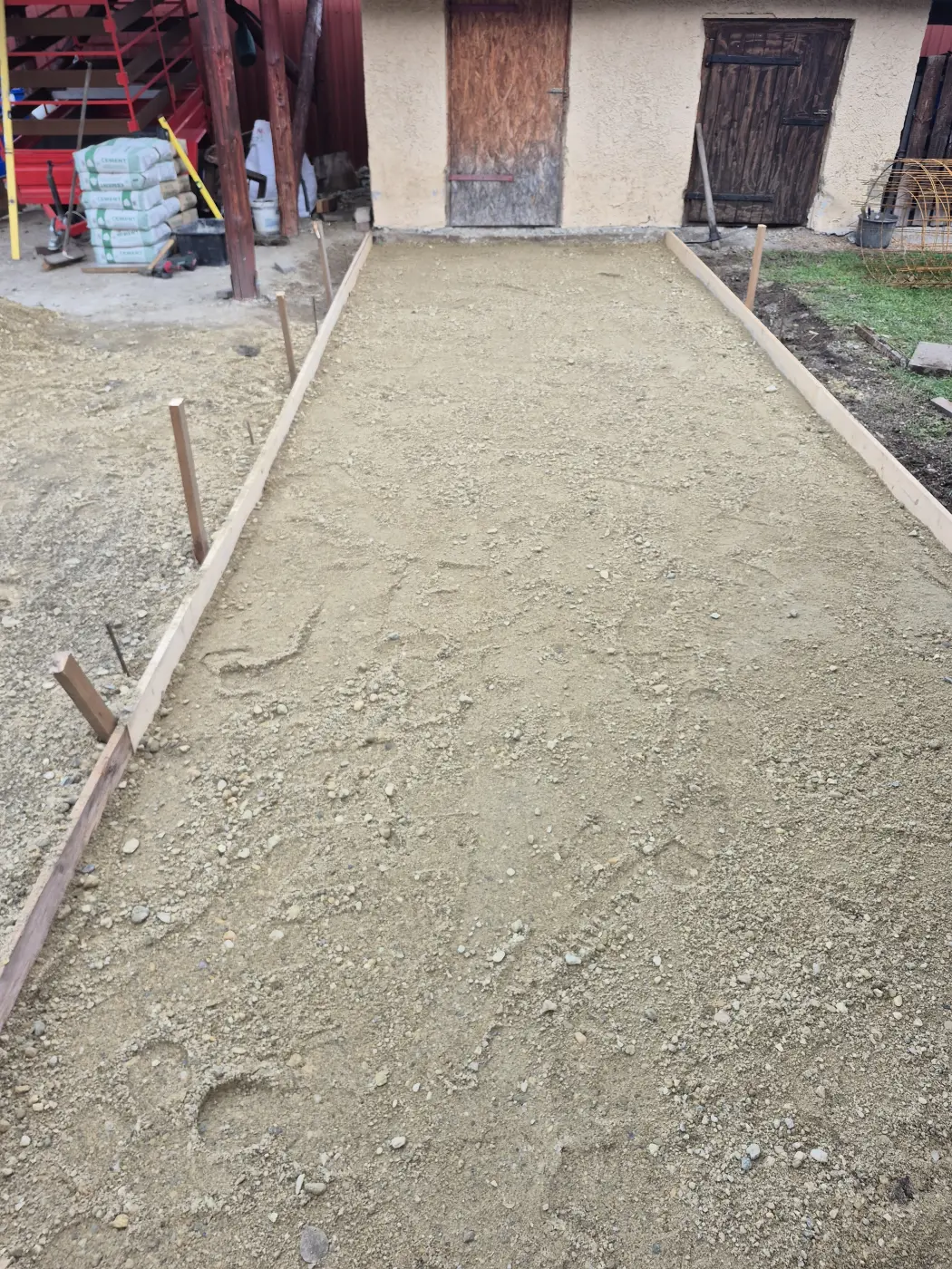 Tömörített ágyazat a zsaluk között, betonozás előtt