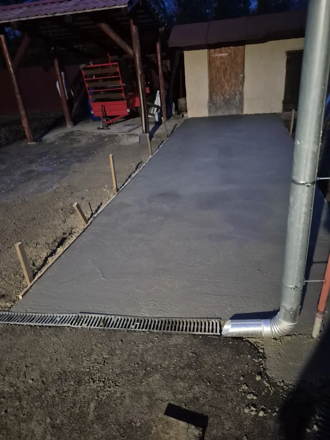 A kész betonfelület a lerakott folyókával.