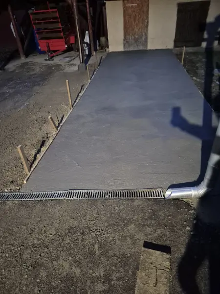 A kész bejáró – simított beton, beépített folyóka.