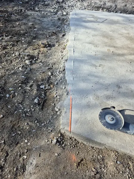A betonlap kijelölt vágásvonala, gyémánttárcsás vágás előtt.