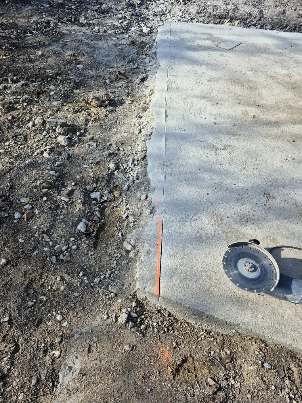 A betonlap kijelölt vágásvonala, gyémánttárcsás vágás előtt.