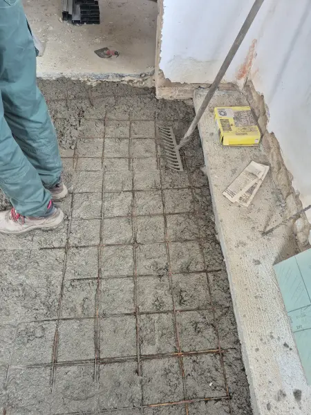 Vasháló és friss beton – készül az új aljzat.