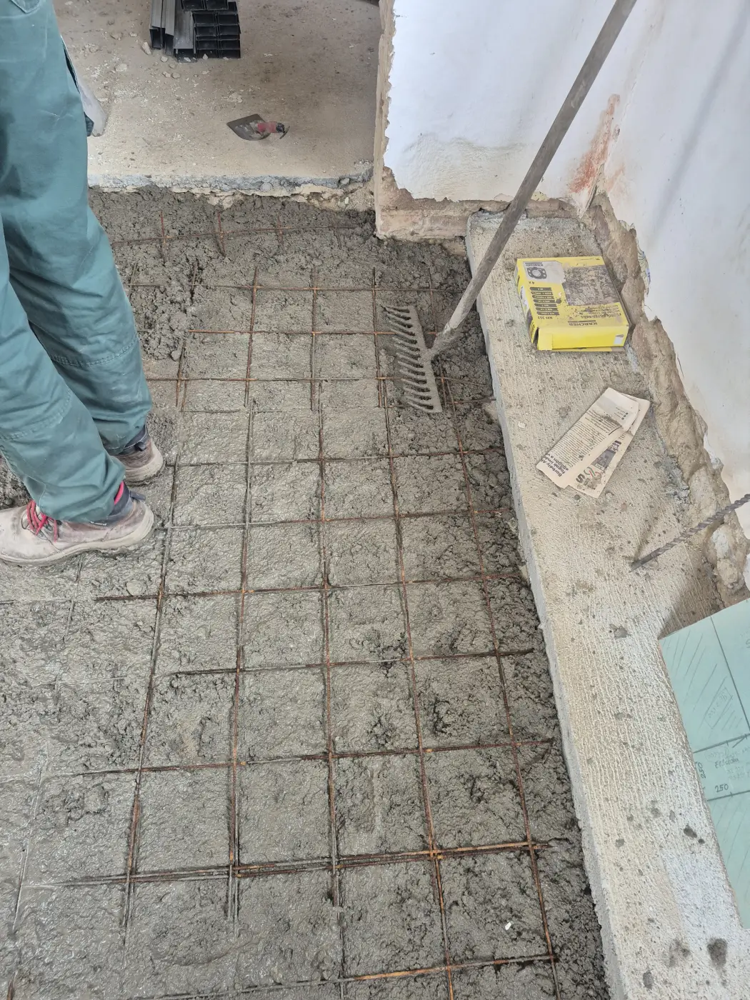 Vasháló és friss beton – készül az új aljzat.