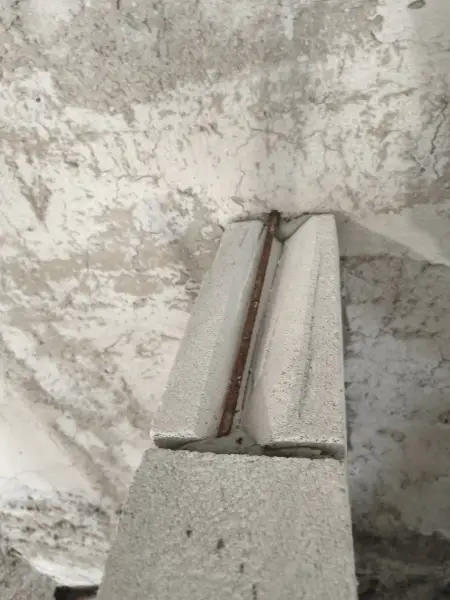 Betonacél az U-idomban – a monolit áthidaló vasalása.