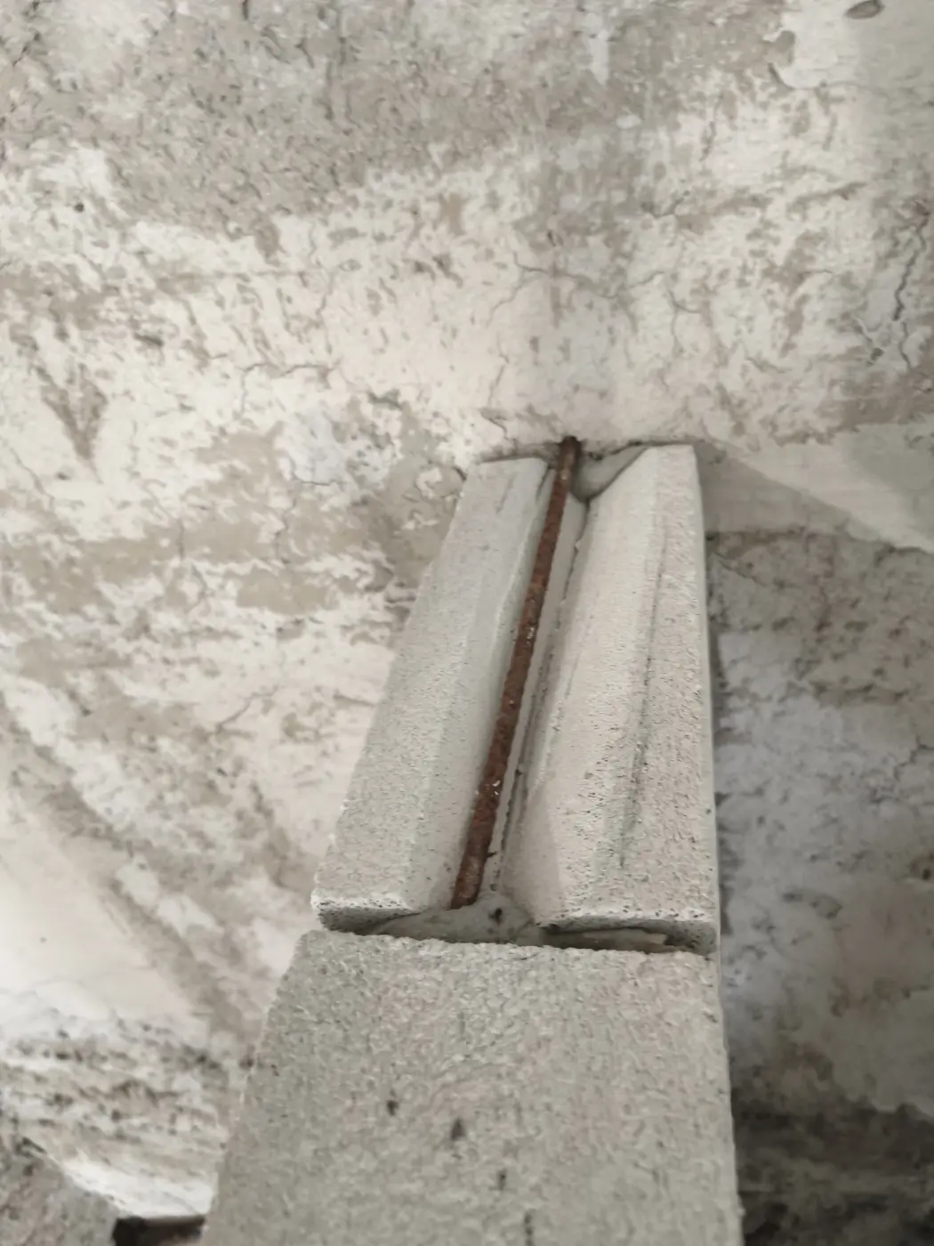 Betonacél az U-idomban – a monolit áthidaló vasalása.
