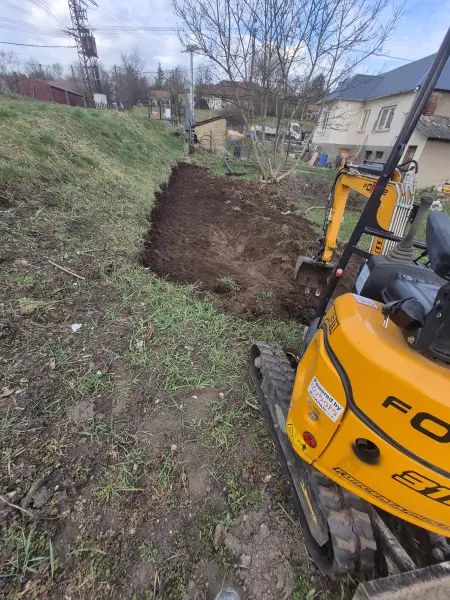 A kitermelt föld a nyomvonal mellett.