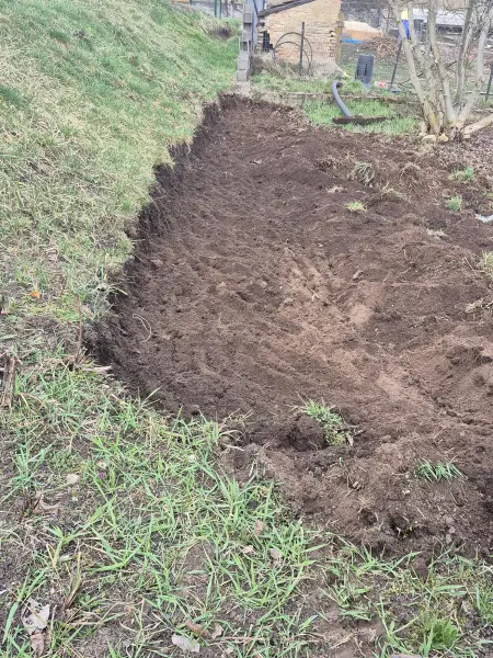 A kész, kitisztított sáv a kerítés vonalában.