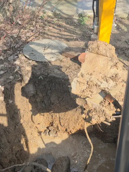 Gépi árokásás az új nyomvonalon.