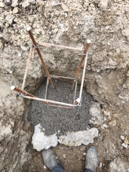 A beállított vasváz a gödörben.
