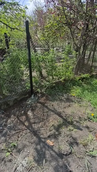Az oszlopsor a telekhatáron.
