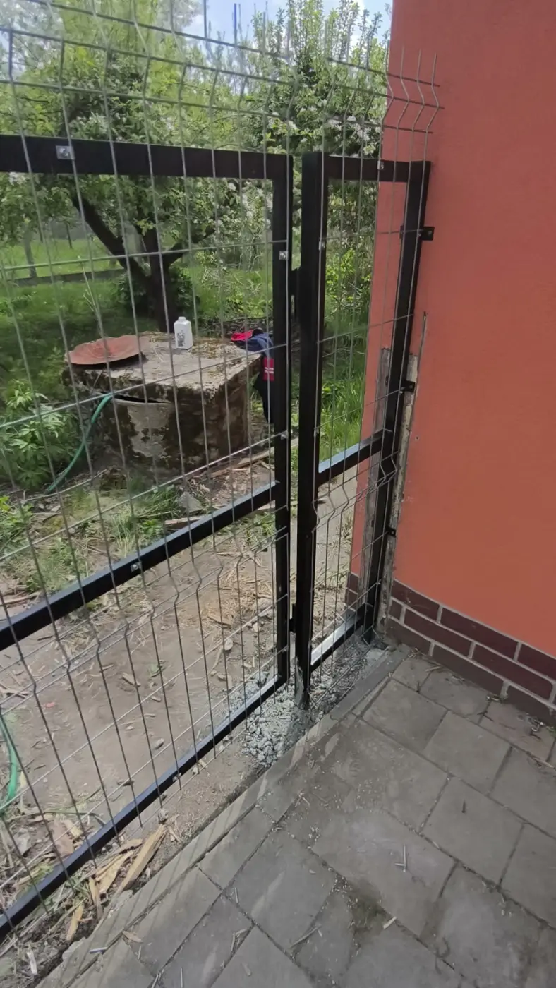 A kész kapu a burkolt udvar felől.