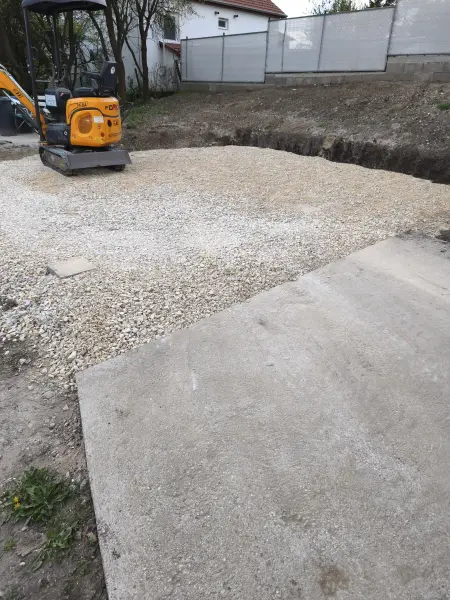 A munkaterület a gépi rendezés után, a meglévő betonfelülettel.