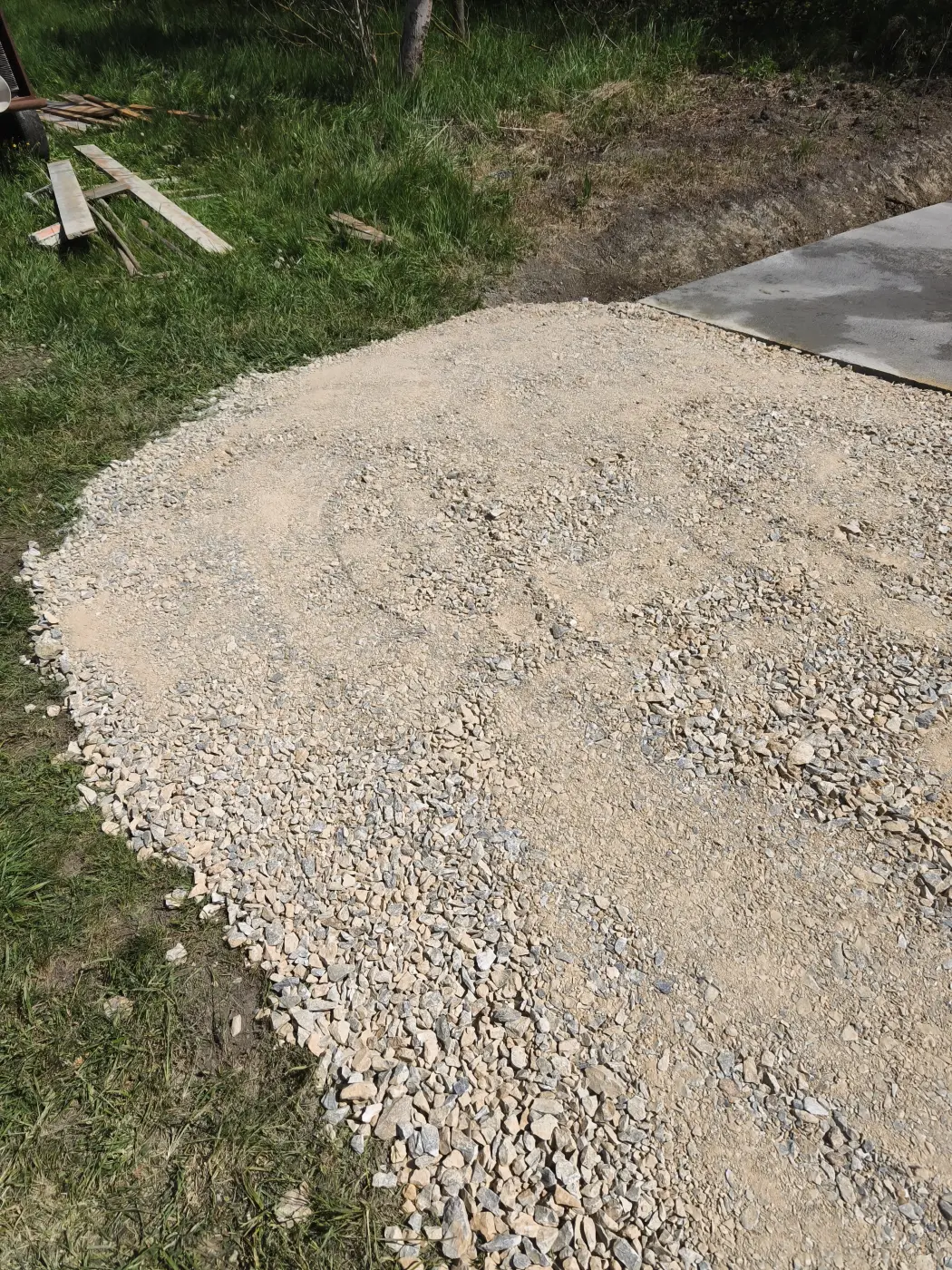 A zúzottkő ágyazat a betonfelület mellett.