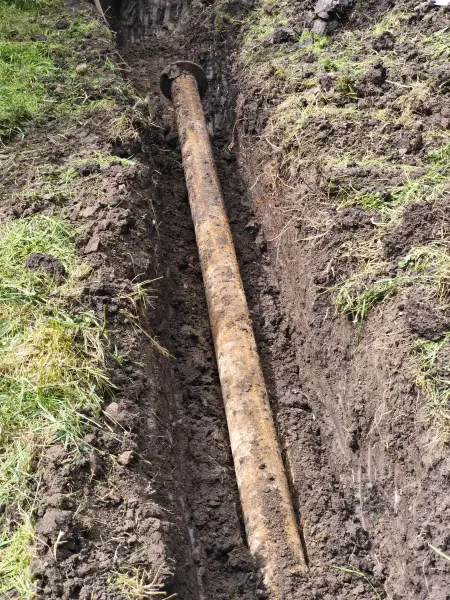 Az új cső fektetve az árokban.