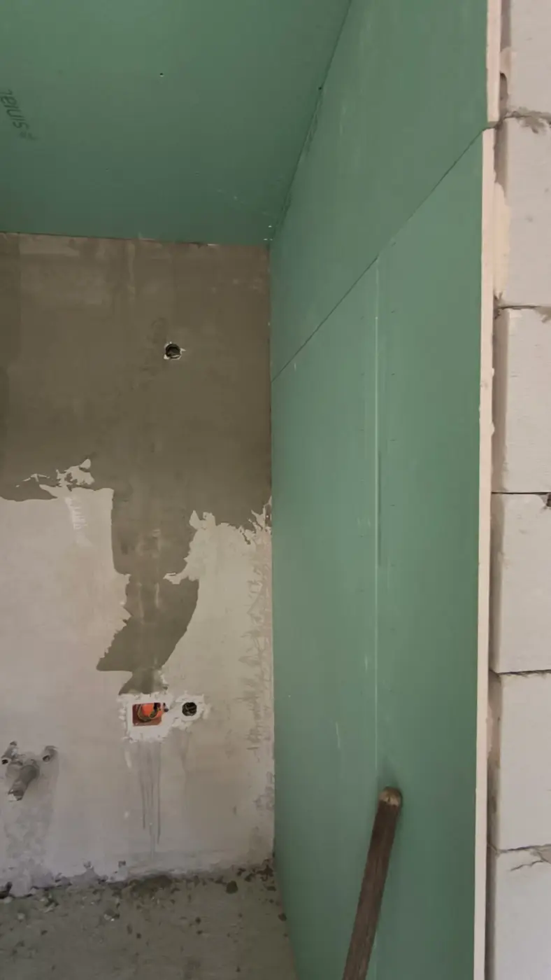 Az impregnált gipszkarton mennyezet és a glettelt fal.