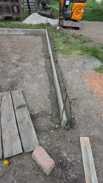 A betonágyba rakott szegélykövek a kitűzött vonalon.