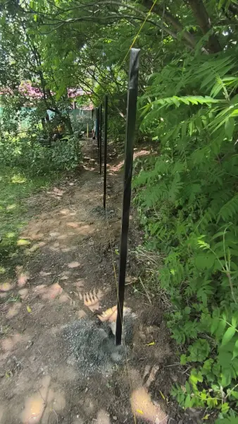 A betonozott oszlopsor a nyomvonalon.