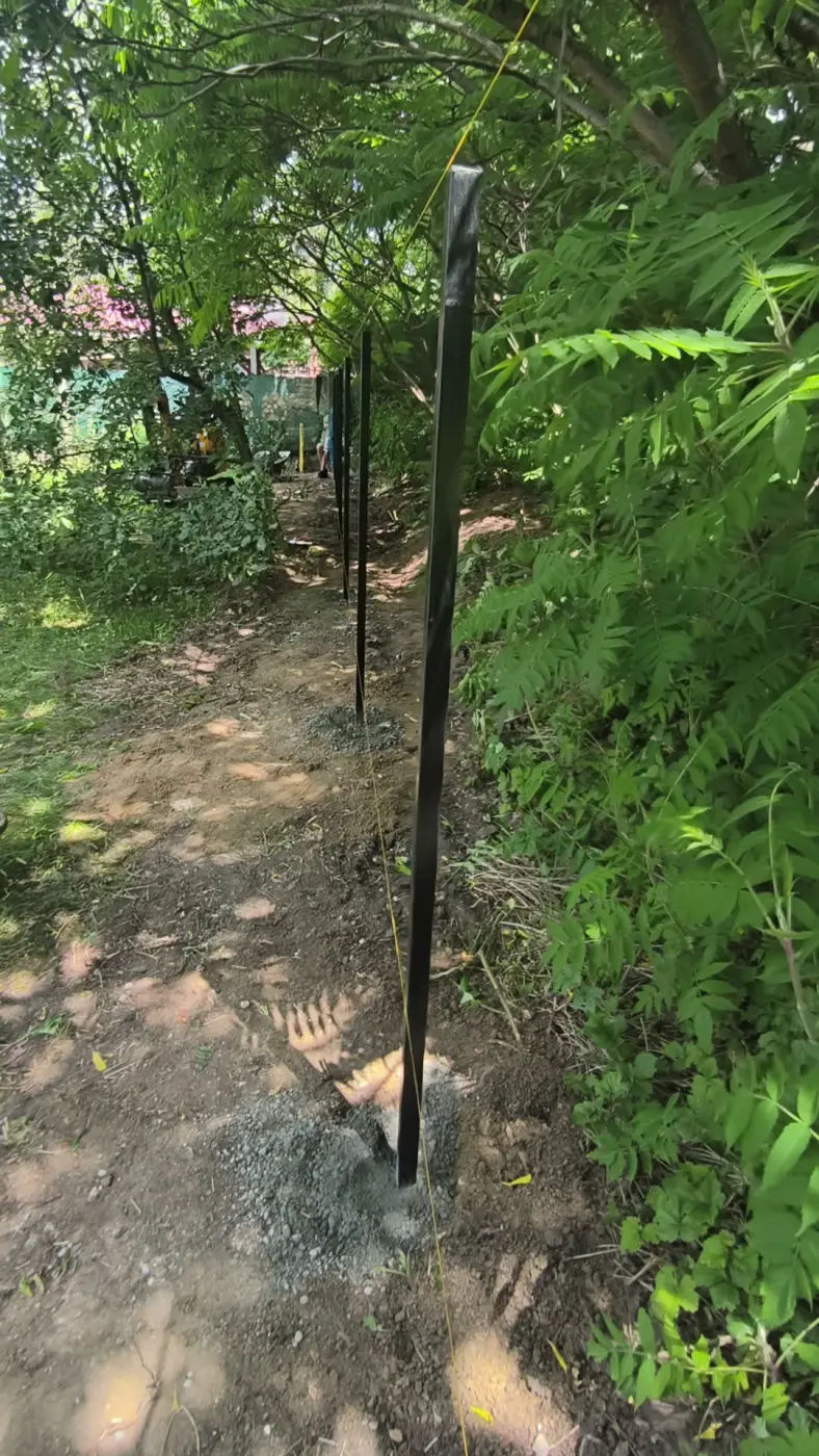 A betonozott oszlopsor a nyomvonalon.