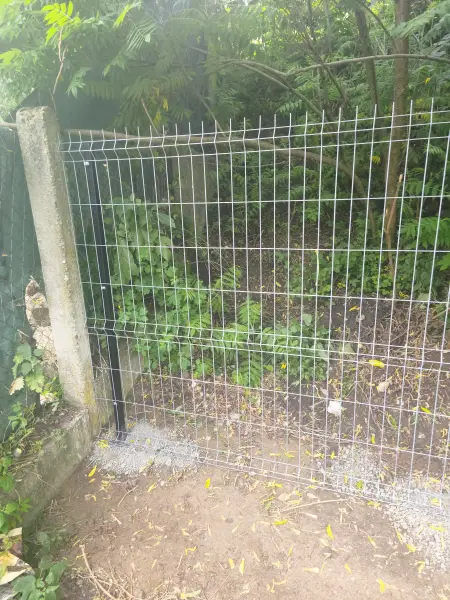 A kerítés vonala a szegélykővel.